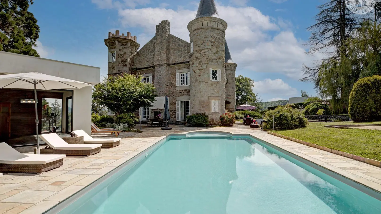 Piscine chauffée (12x6 m), accessible de mai à septembre - commune avec le gîte Gaga.