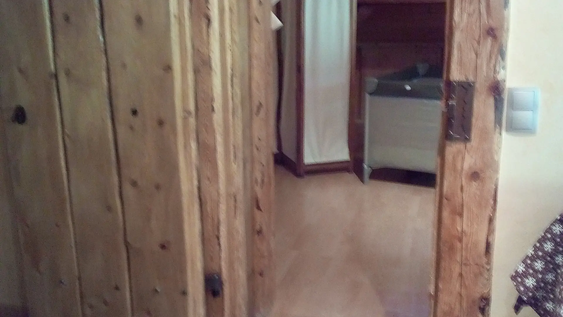 Cheminement au 1er étage : porte entre la chambre et le salon, la salle de bain, les toilettes et les escaliers menant au second étage