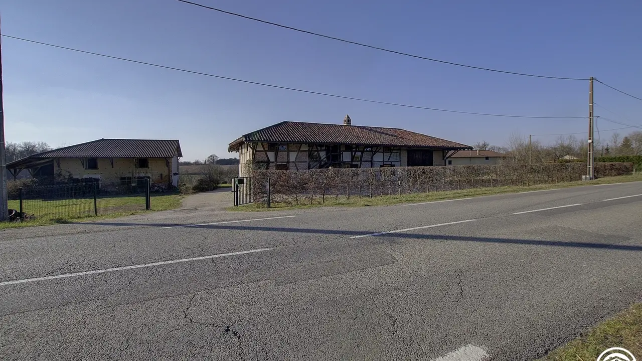 Vue sur la ferme depuis la route.