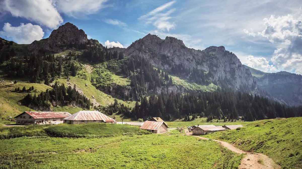 Site de Bise, son hameau d'alpage aux pieds des Cornettes de Bise