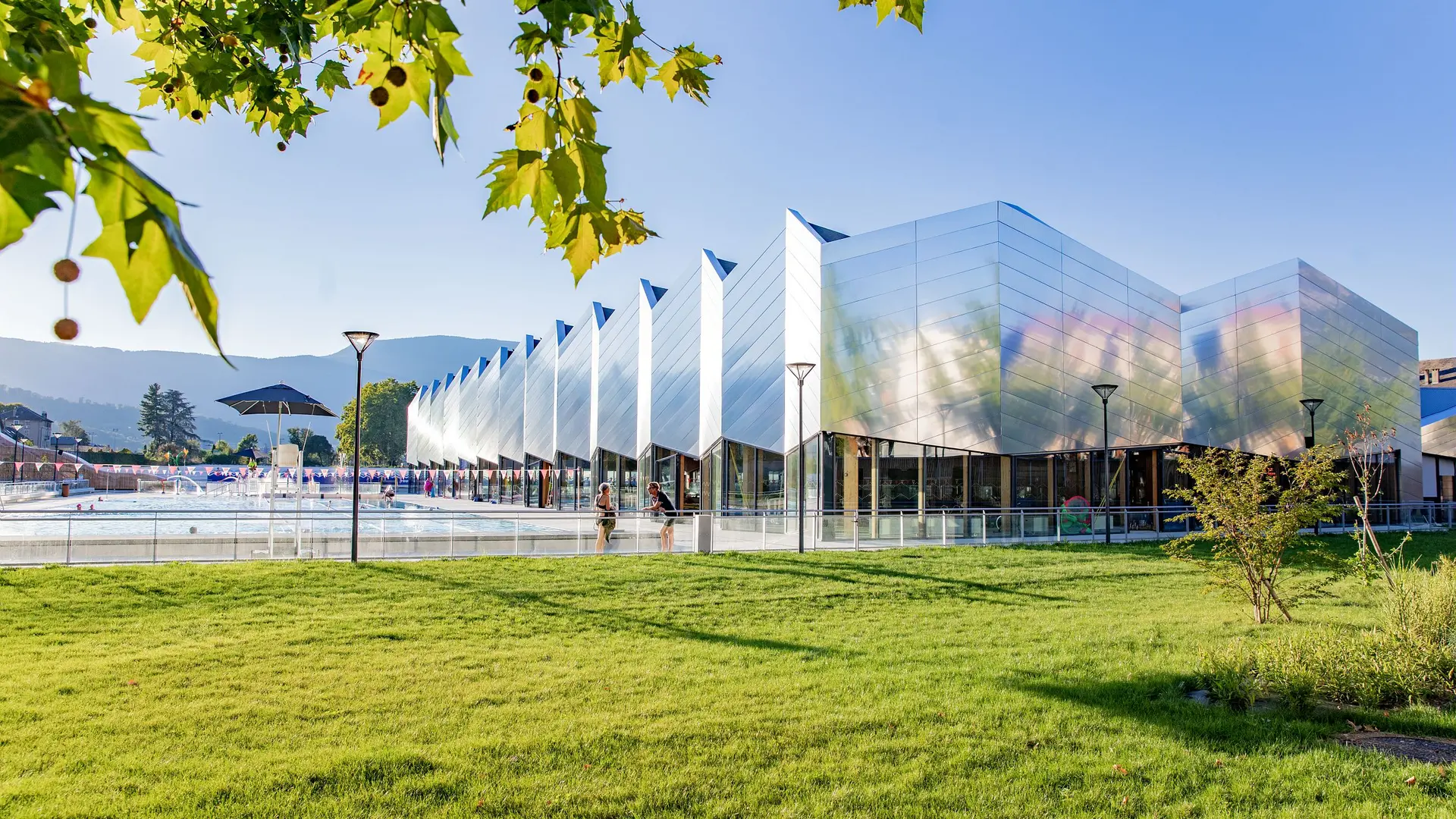 Vue générale de la piscine aqualudique du Stade à Chambéry