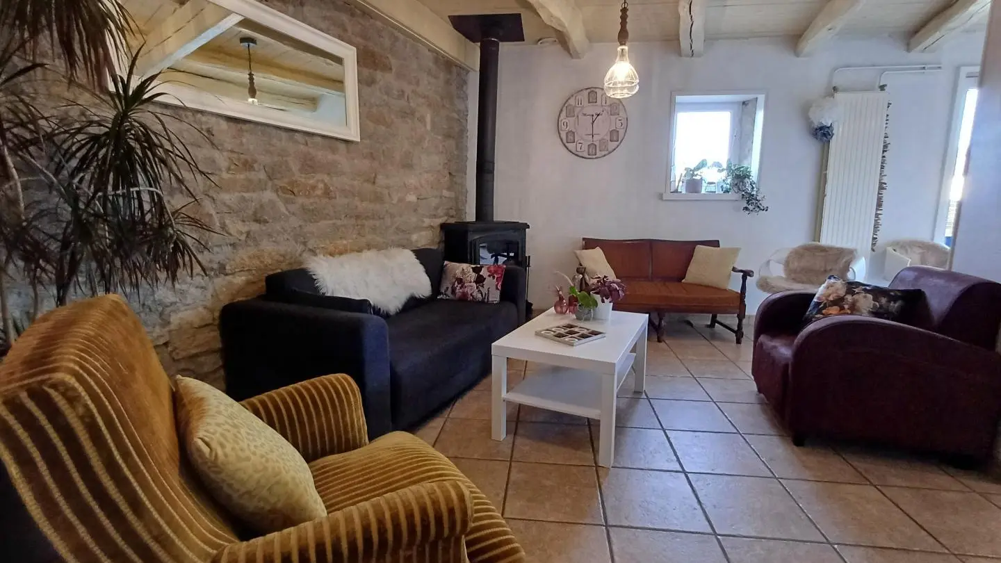 Salon côté cuisine, près du vieux poêle à bois