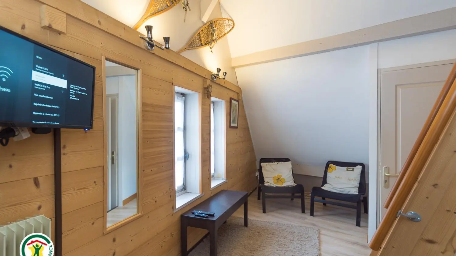 Coin salon, TV et WiFi, accès aux chambres-cabines au 2ème