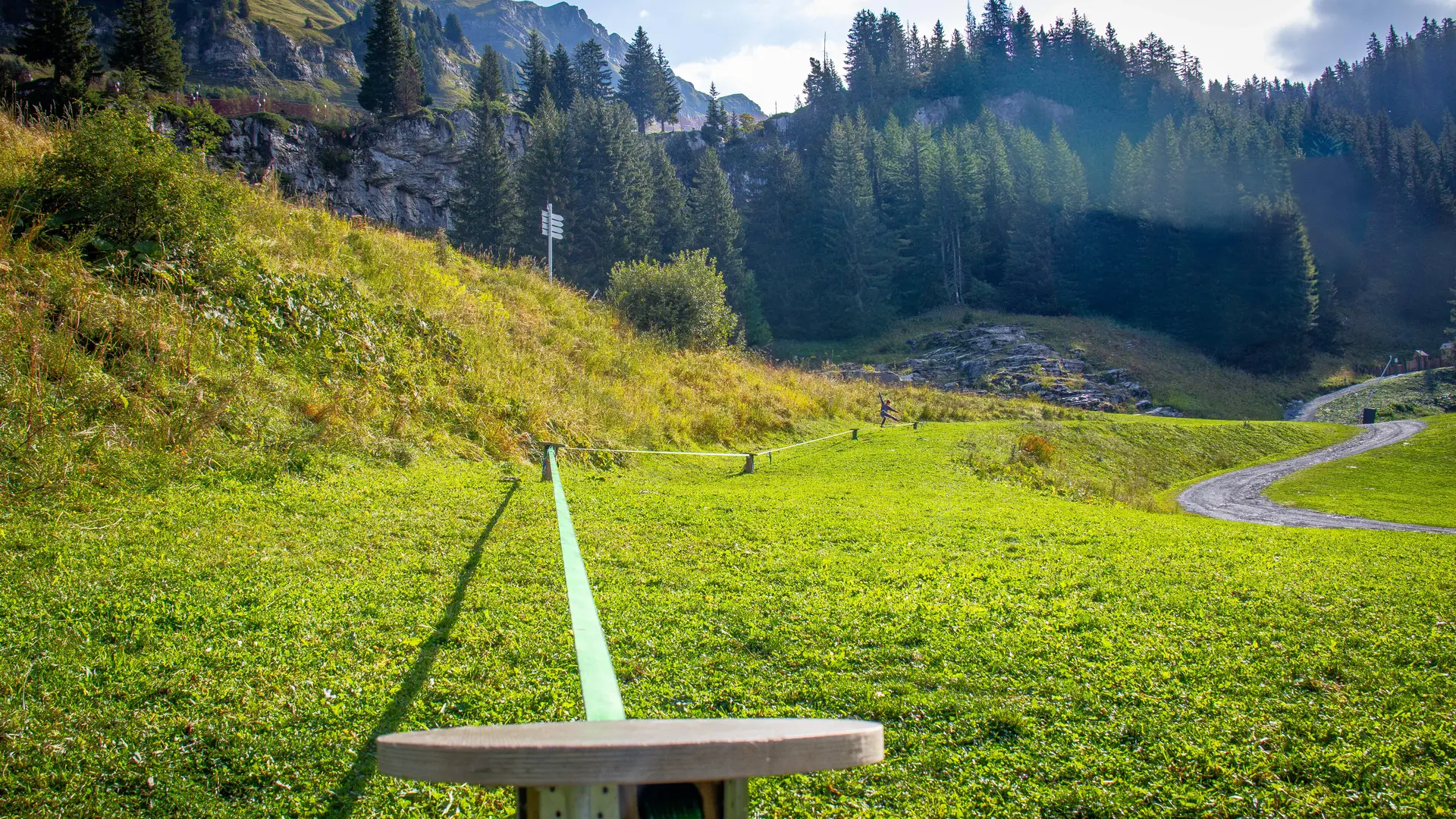 Le premier poteau du parcours de la slackline vue côté montagne