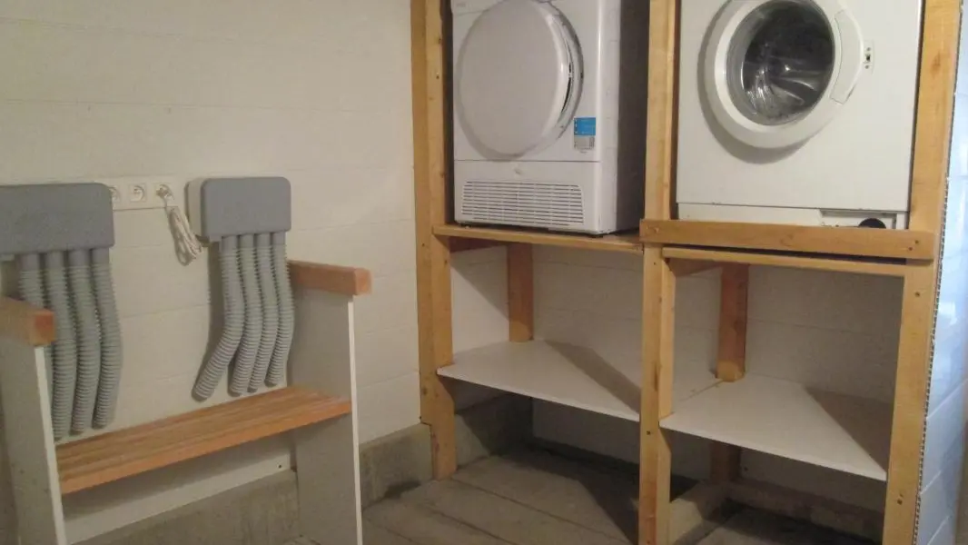 buanderie avec sèche-linge, lave-linge et sèche-chaussures