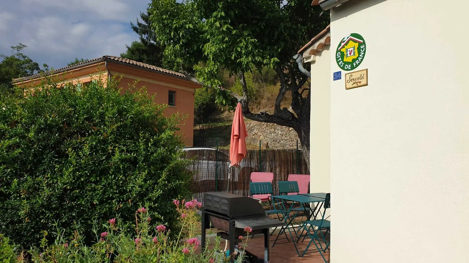 Serpolet-terrasse avec Barbecue-Bouyon-Gîtes de France Alpes-Maritimes