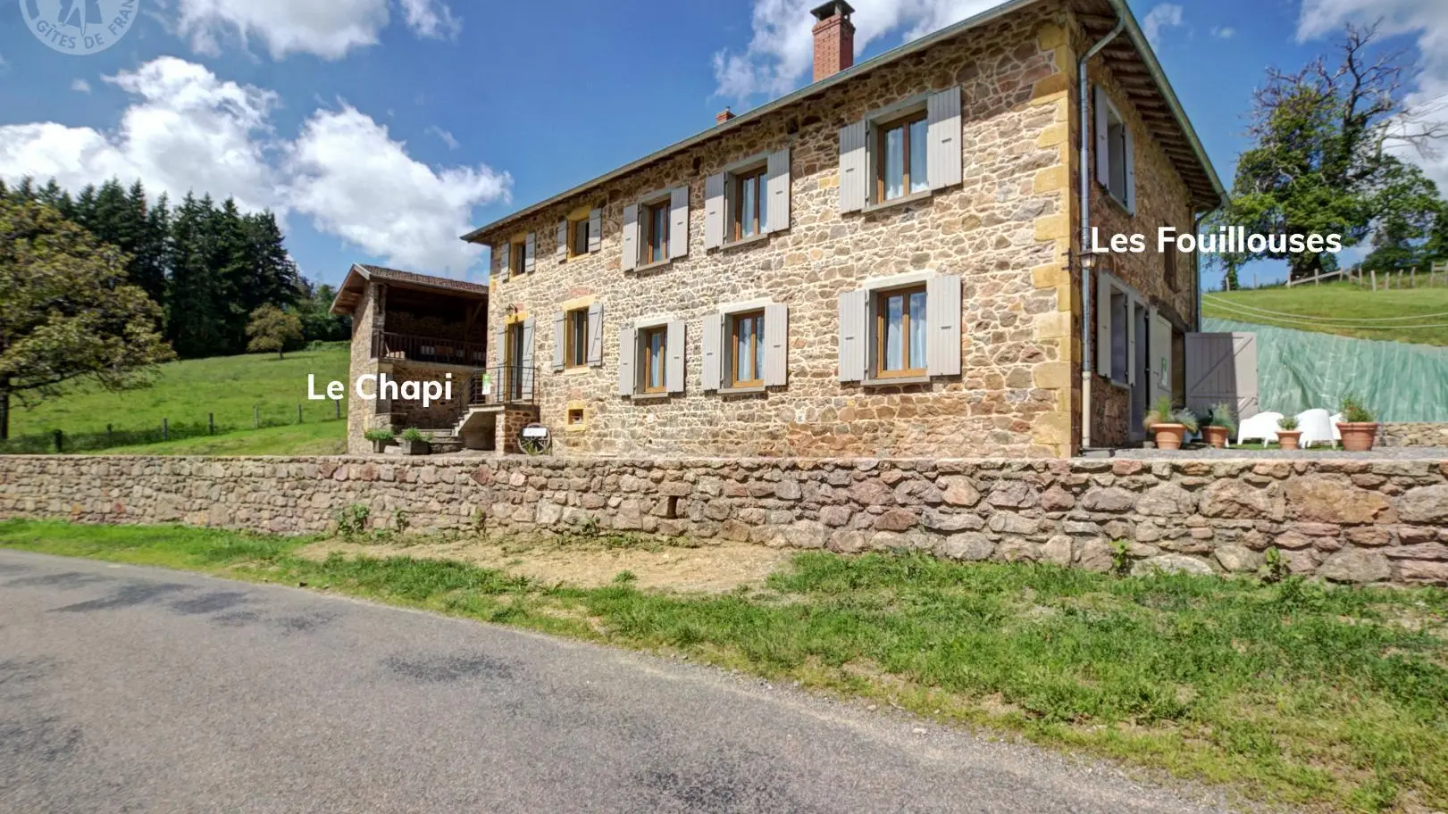 Les clefs du vallon est le regroupement de deux gîtes mitoyens : Le chapi & Aux Fouillouses.