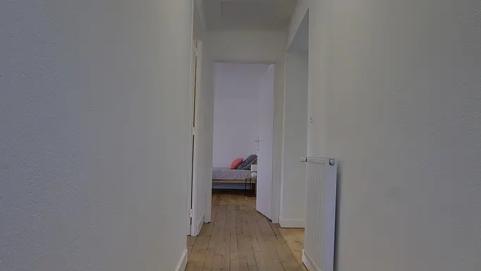 Couloir qui dessert les trois chambres et la salle d'eau du 1er étage.