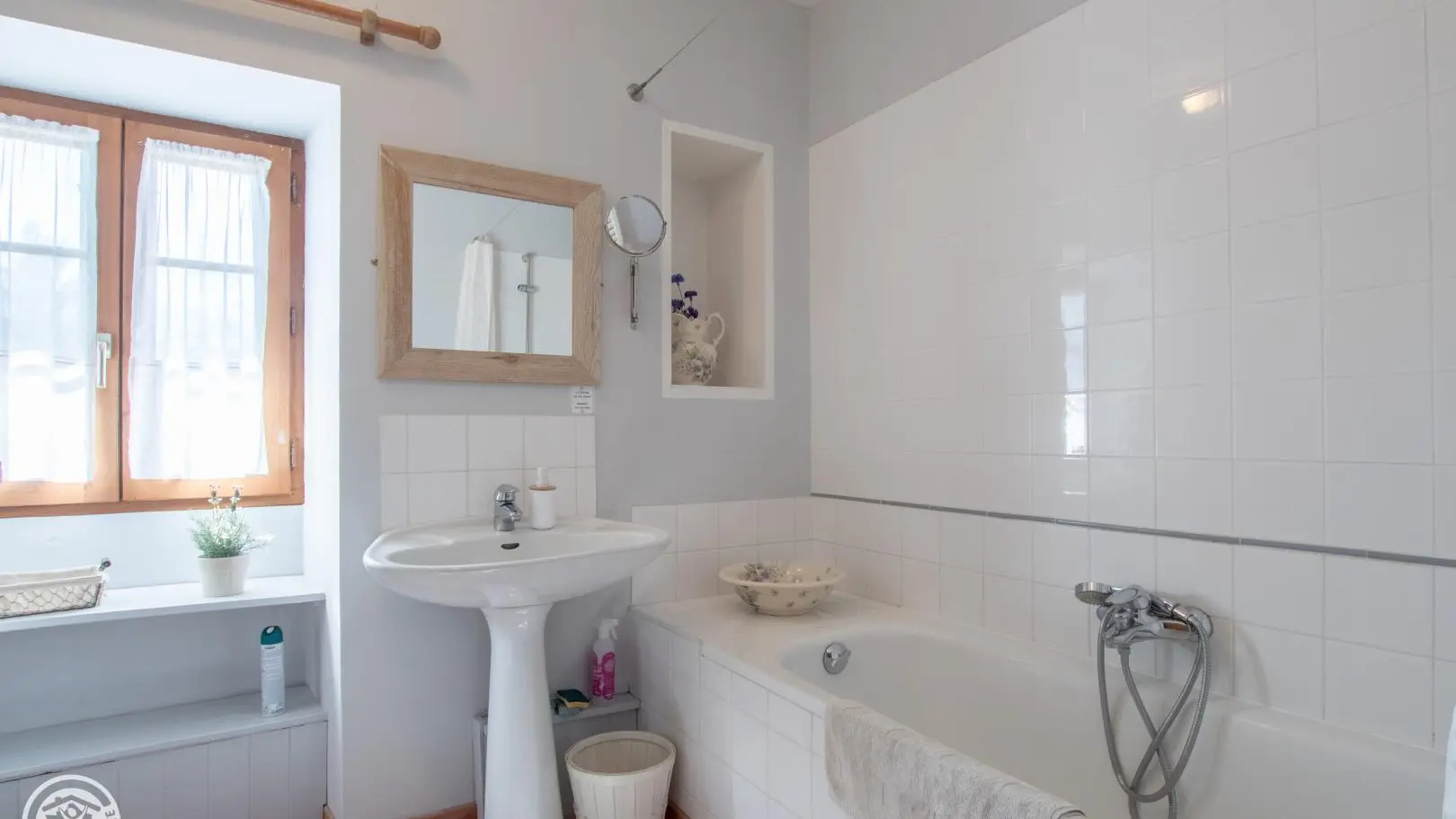 En rez-de-jardin. Salle de bain avec wc.