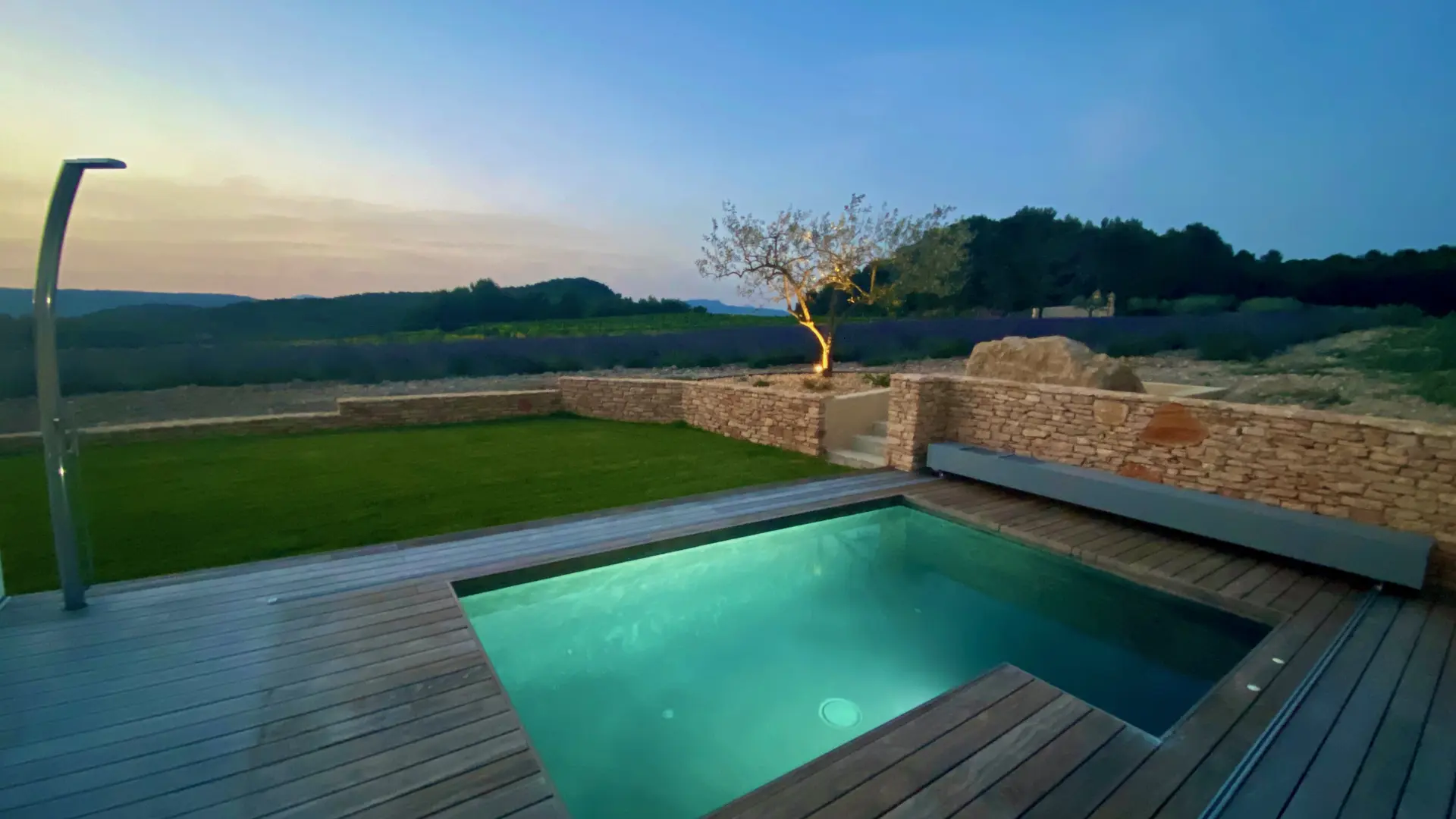 Piscine Jaccuzi privée chauffée toute l'année (entre 30 et 34 degrés), douche extérieure avec eau chaude.