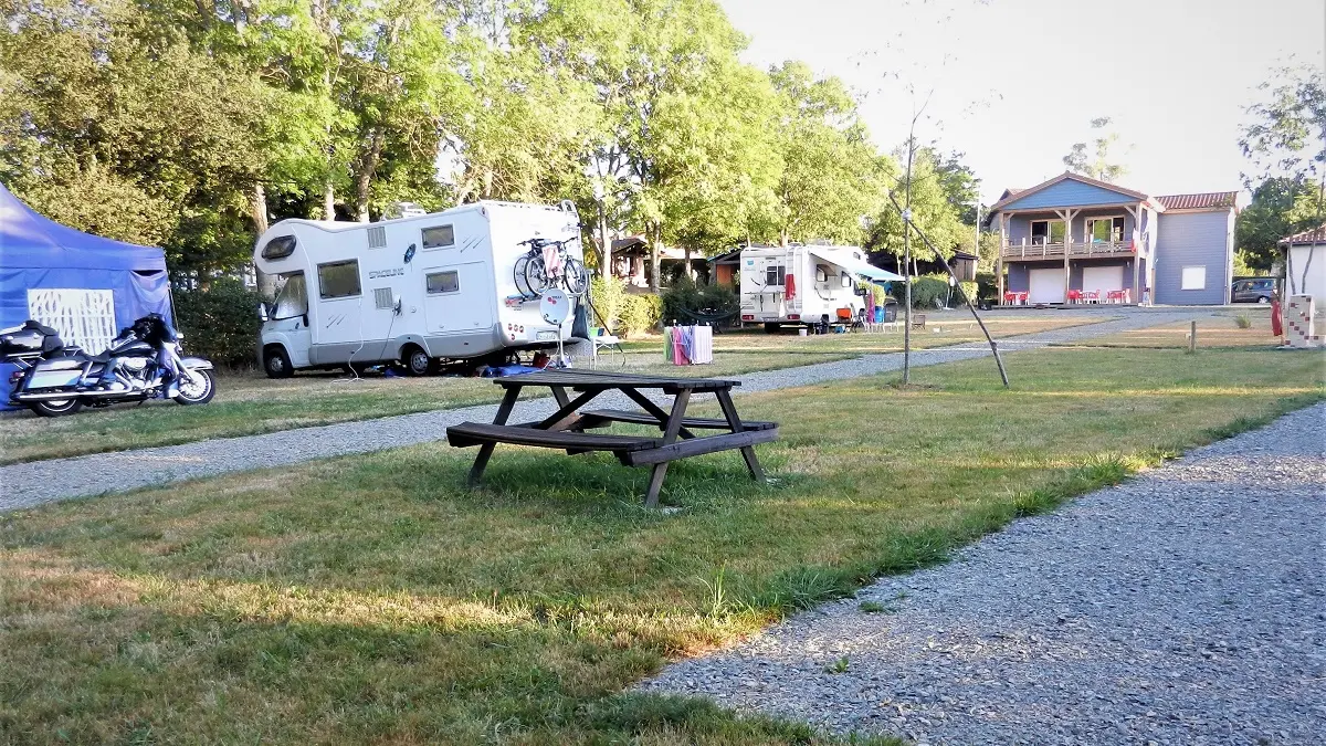 Emplacement nu camping