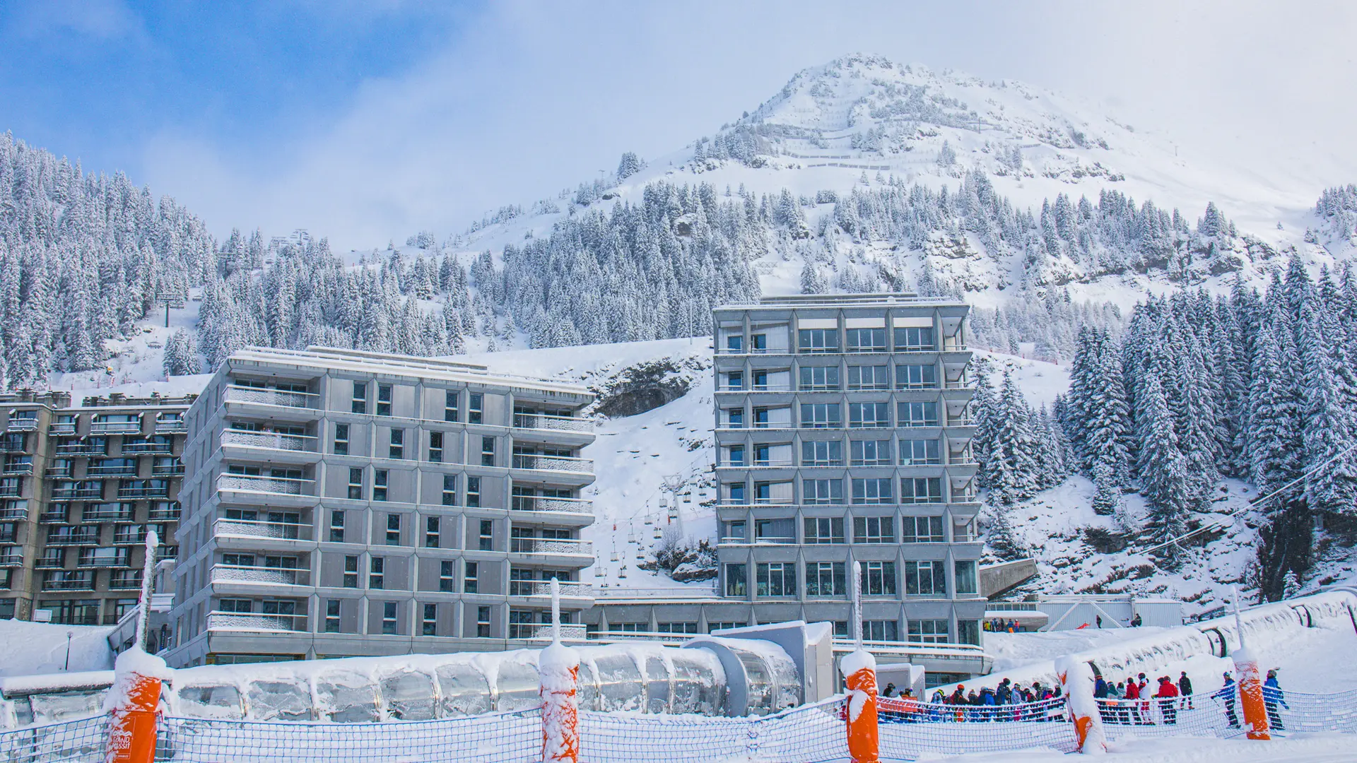L'extérieur de l'hôtel depuis les pistes de ski du Front de Neige