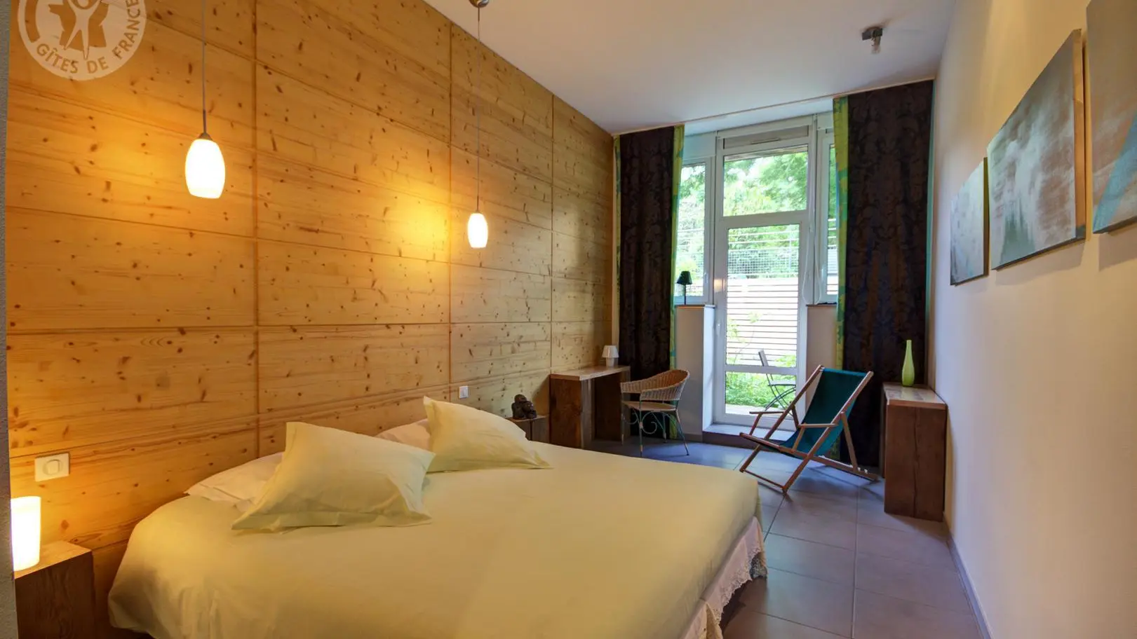 Chambre Apostrophe : 20 m², avec 1 lit 180, possibilité de transformer le lit en 180 en 2 lits en 90
accès direct l'extérieur, terrasse en bois, nord-ouest. Chambre accessible handicapé.