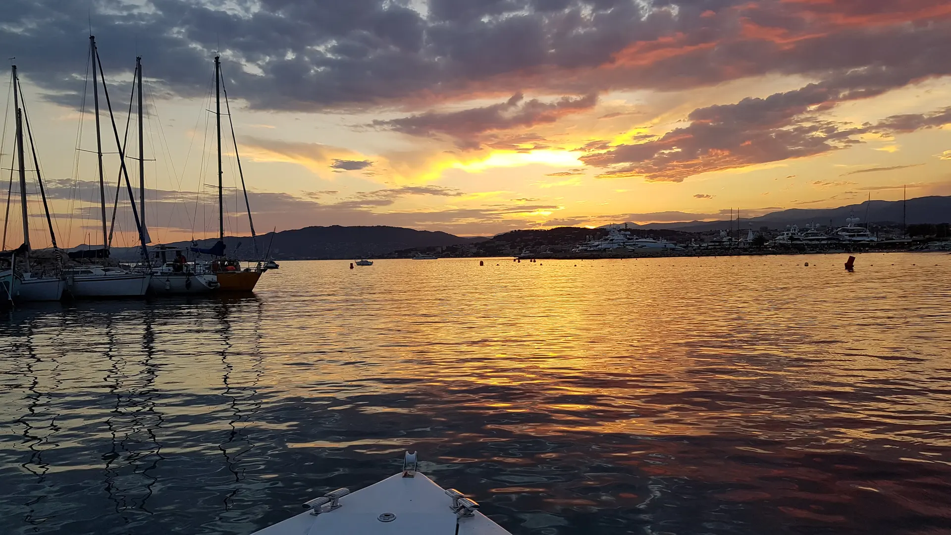 Location de bateau sans permis à Cannes couché de soleil avec Solar Boat