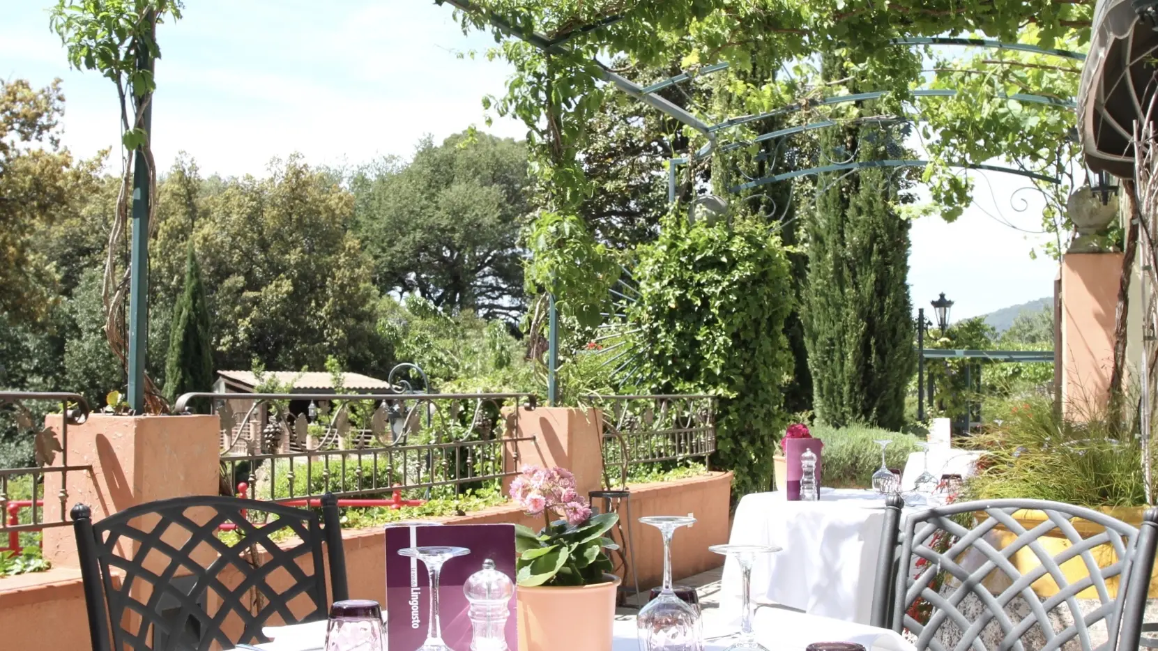 Table en terrasse ombragée