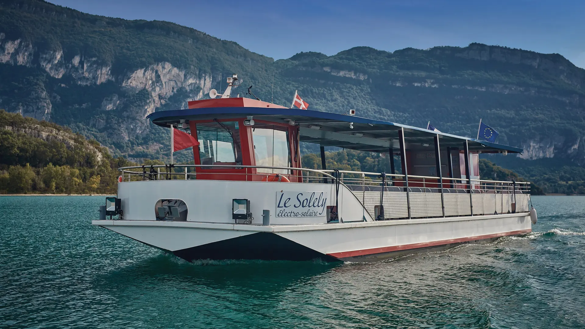 Le solely bateau électro solaire