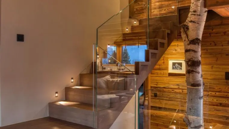 Du séjour à la mezzanine et aux chambres