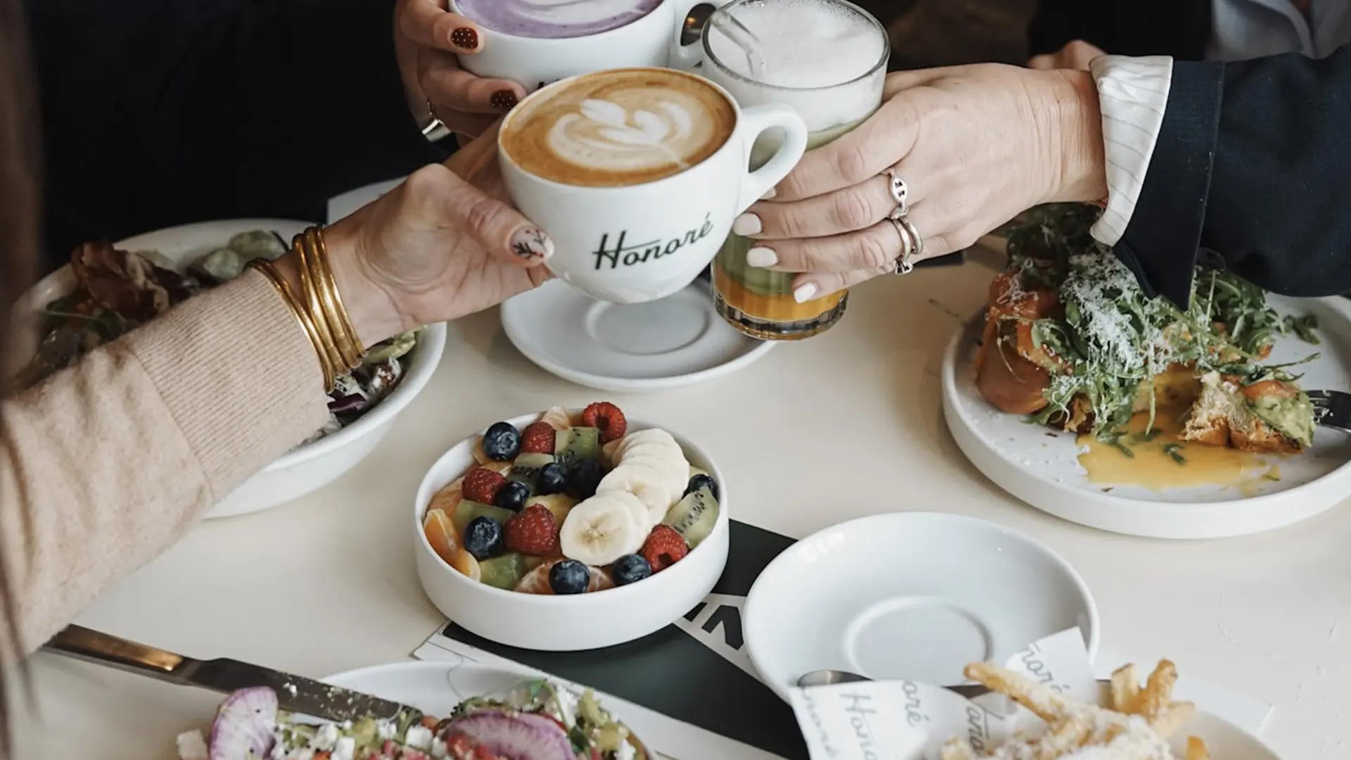 Boissons chaudes et brunch chez Honoré