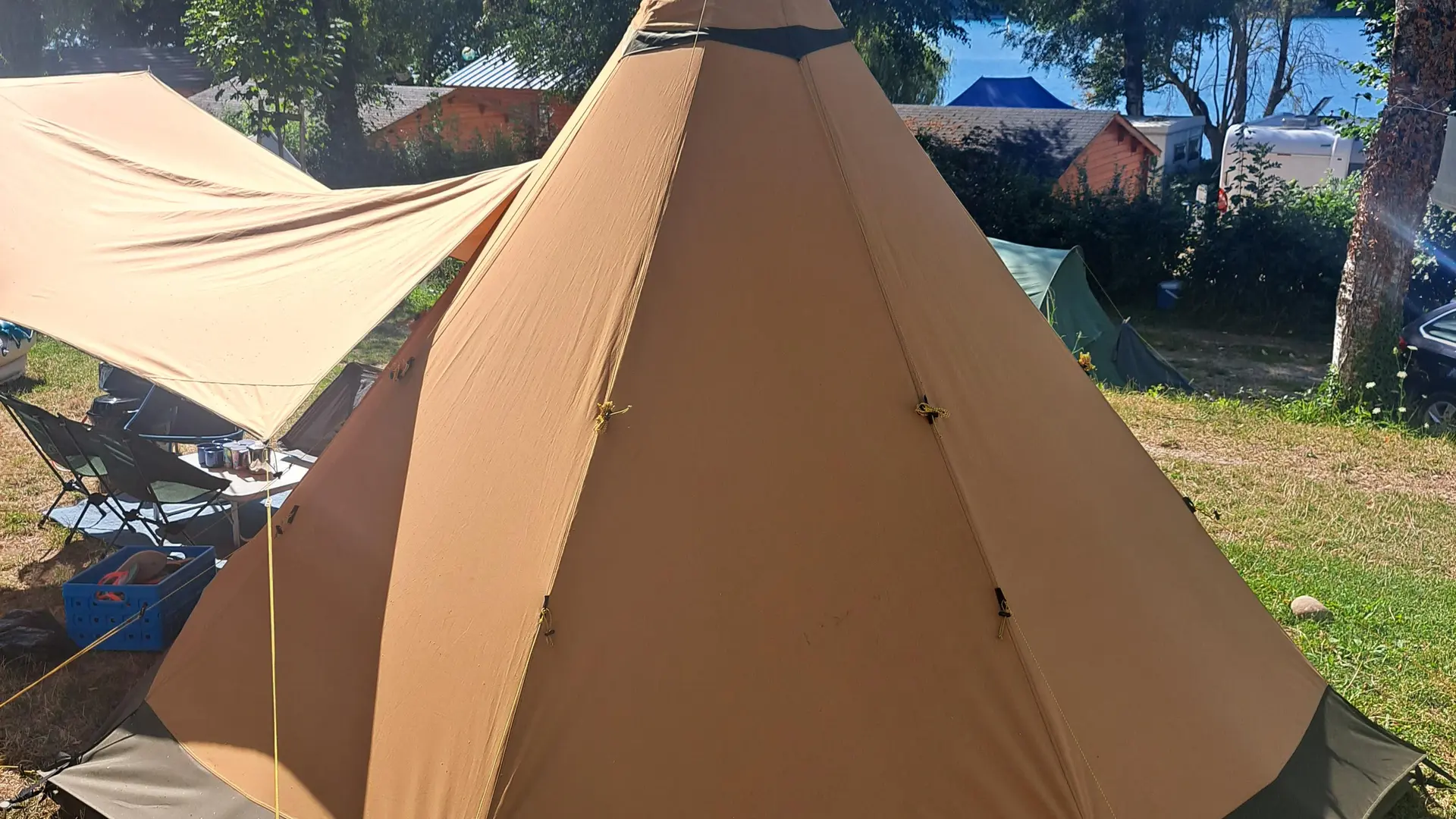 Une tente au bord du lac