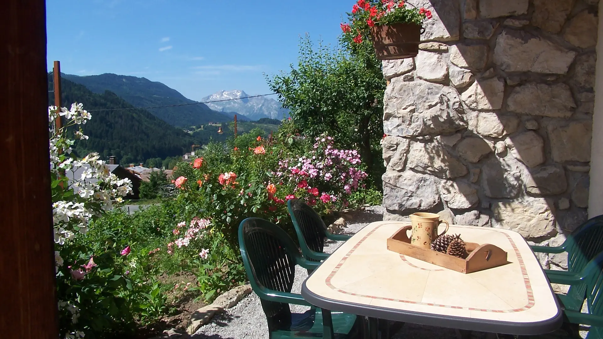 Extérieur été avec salon de jardin et vue depuis chalet/Outside summer with garden furniture and view from the chalet-Buissière n°2-Le Grand-Bornand