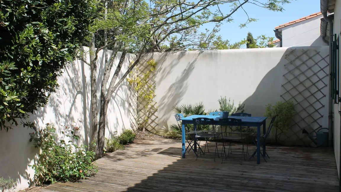 Coin repas derrière la maison