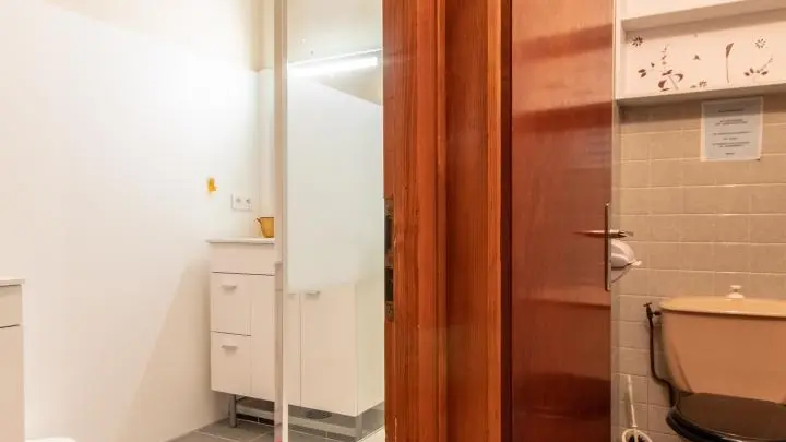 Salle d'eau et WC séparés