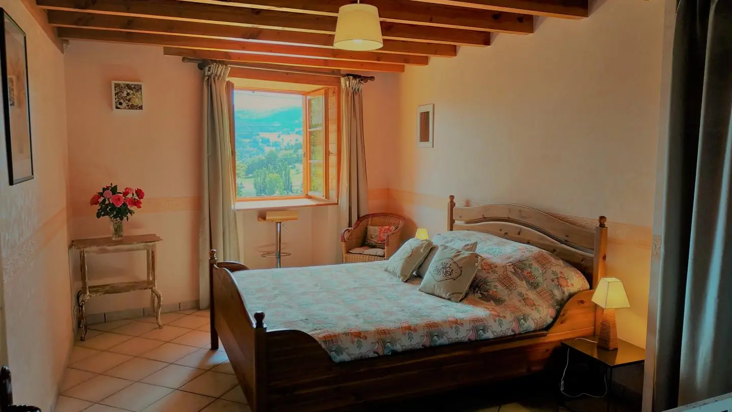 Chambre blanche au rez-de-chaussée avec 1 lit 160 et 1 lit bébé.