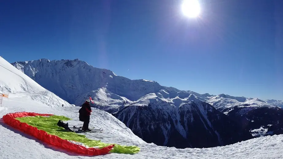 Parapentiste prêt au déco dans un décor hivernal