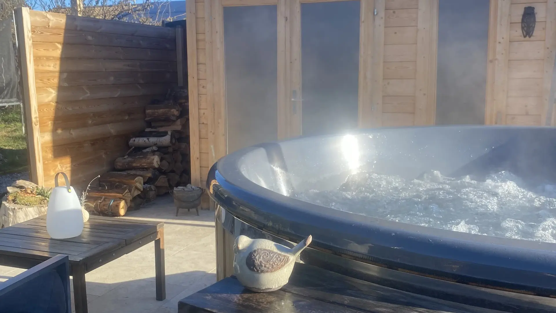 Bain nordique chauffé en extérieur, parfait pour un moment de relaxation toute l’année.