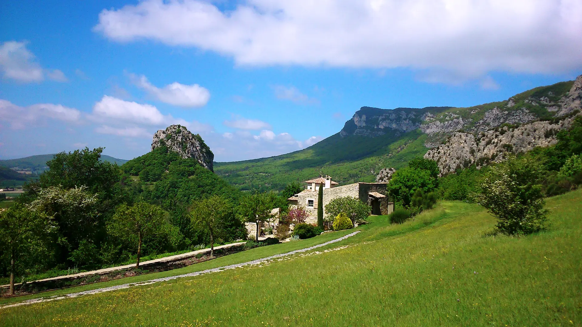 Vue Domaine et Roc de Saoû