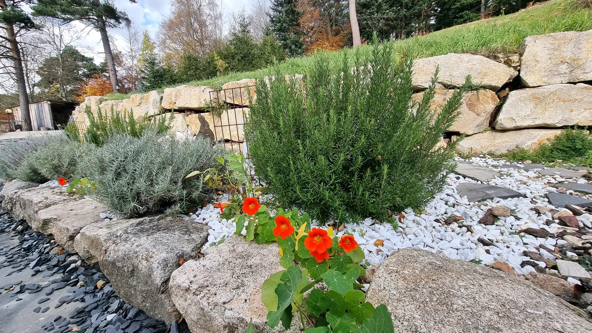 Les extérieurs joliment aménagés.