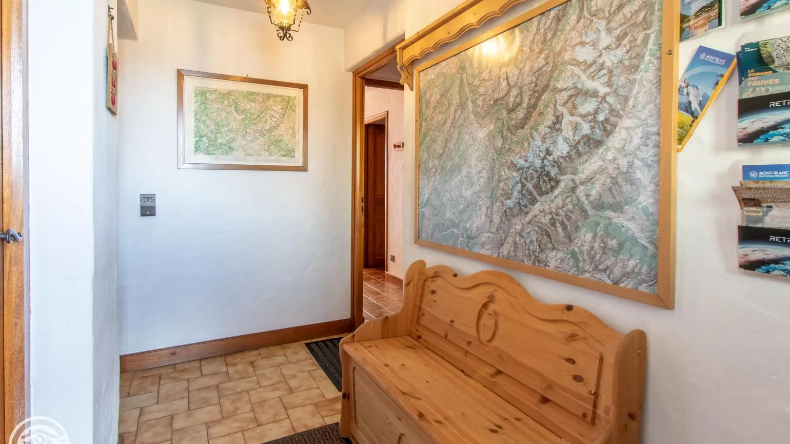 Entrée du gîte avec local sur la gauche (buanderie, dépôt tri sélectif...)