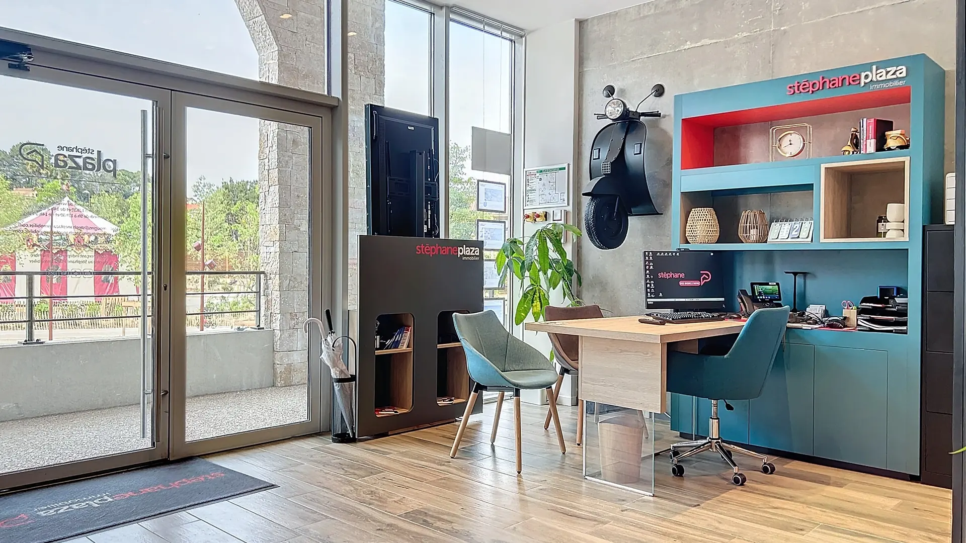 Intérieur agence immobilière Stéphane Plaza Mougins