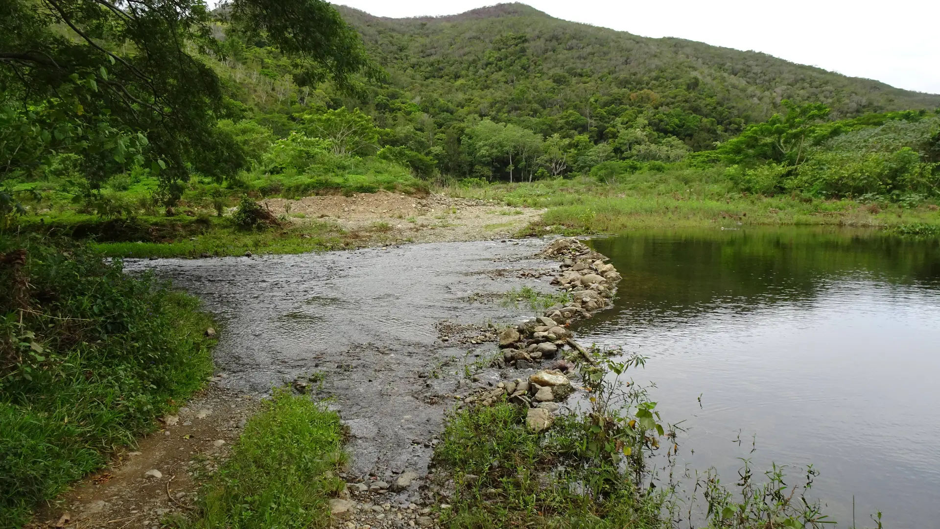 Rivière à traverser - Camping - station karengué