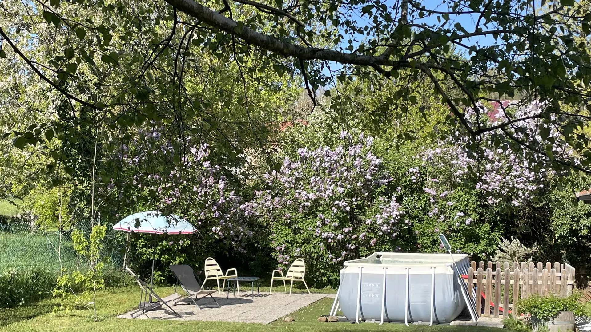 jardin clôturé avec piscine