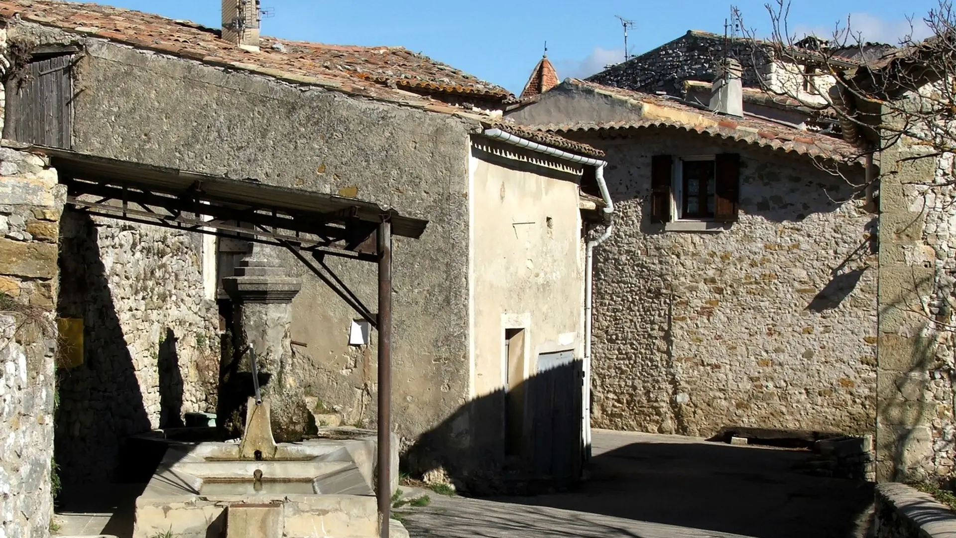 Fontaine lavoir au cœur de Viens
