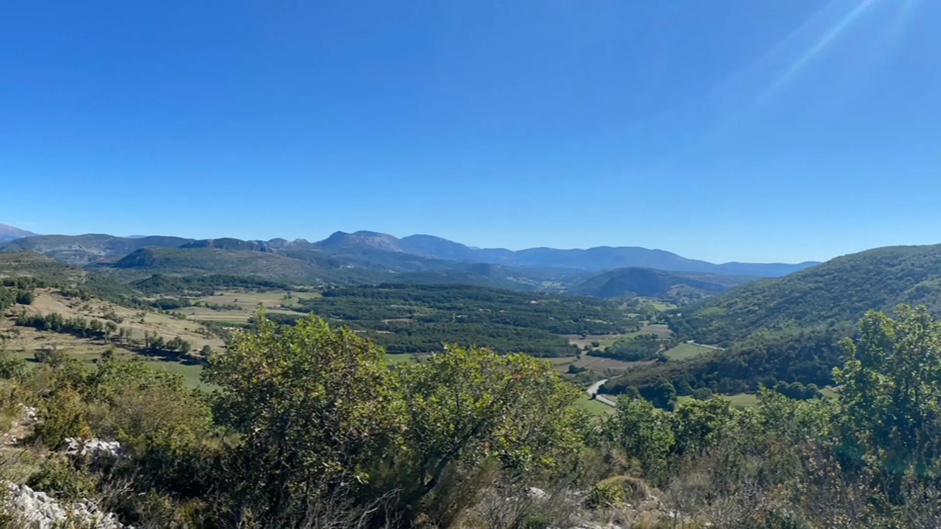 Panorama sur les collines environnantes sous un ciel bleu