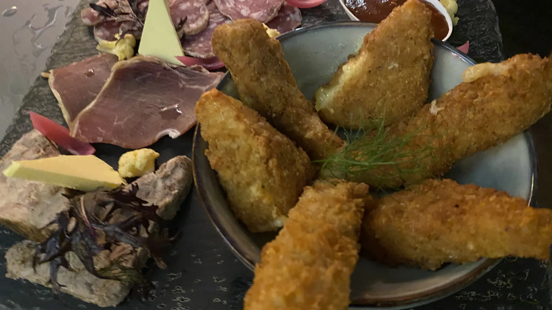 charcuterie  et stick de fromage d'Auvergne