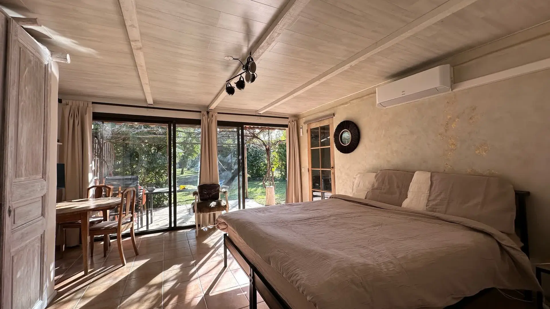 Suite élégante et lumineuse, offrant un espace généreux et une ambiance propice à la détente.