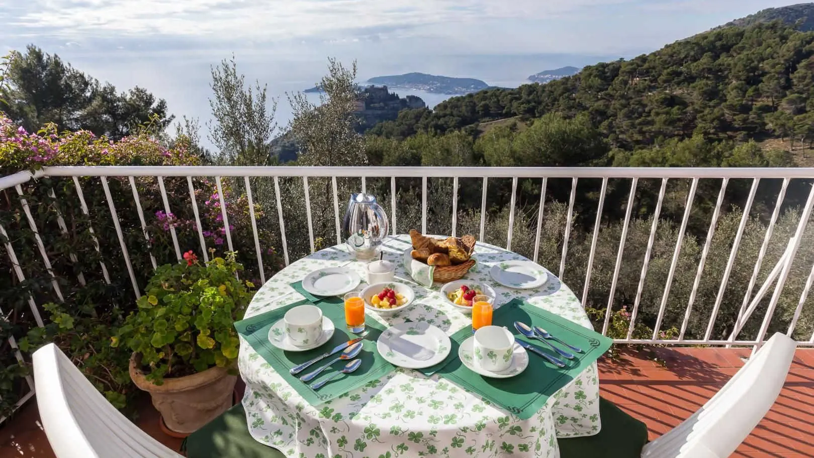 Chambre d hôte Domaine Pins Paul-Petit déjeuner-Eze-Gîtes de France Alpes-Maritimes