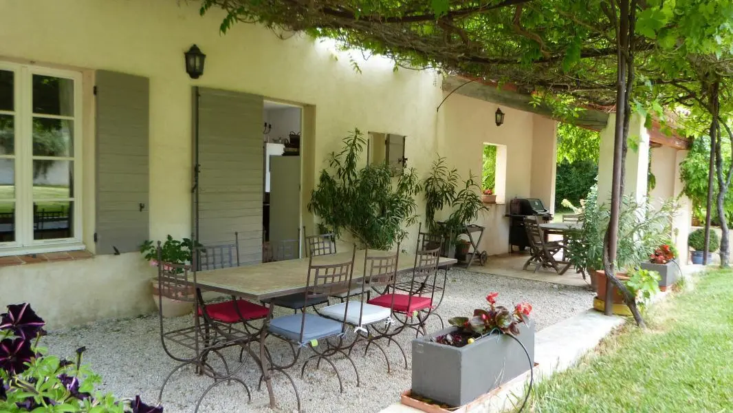 Terrasse sud, sous la glycine