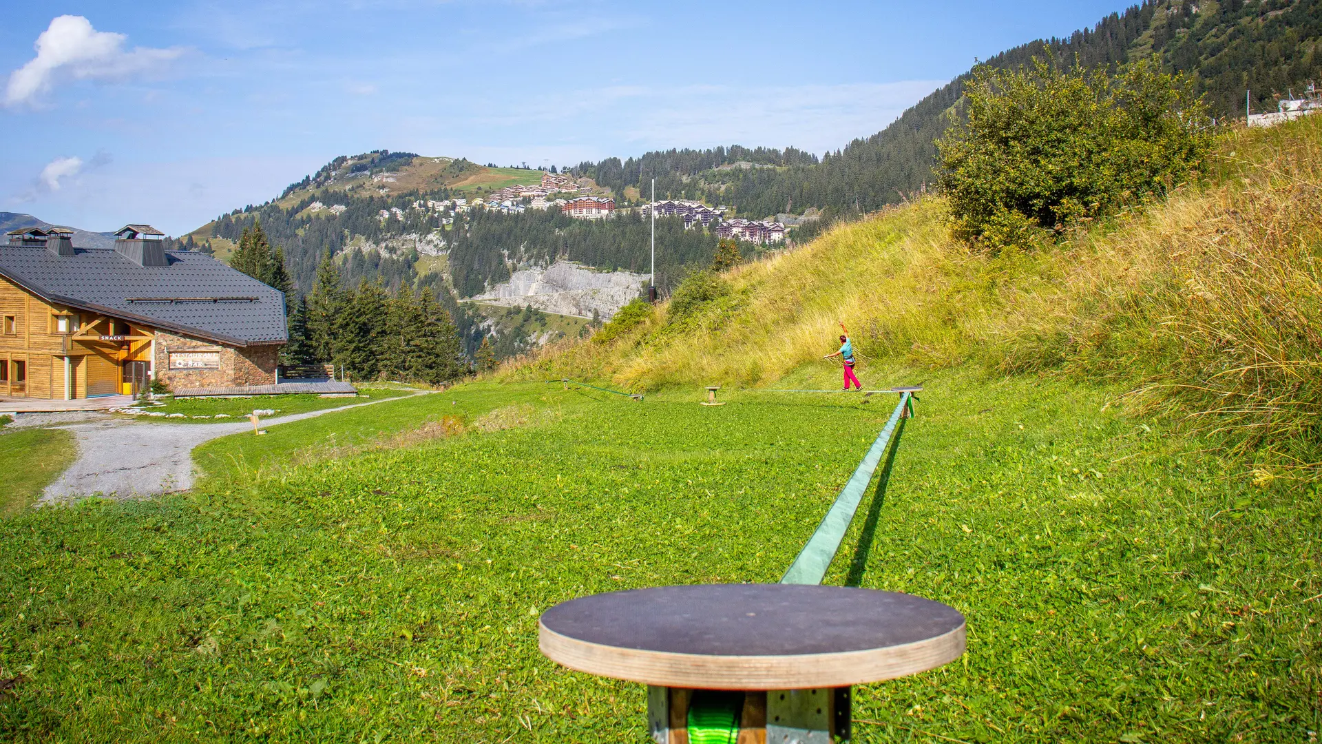 Le premier poteau du parcours de la slackline vue côté station
