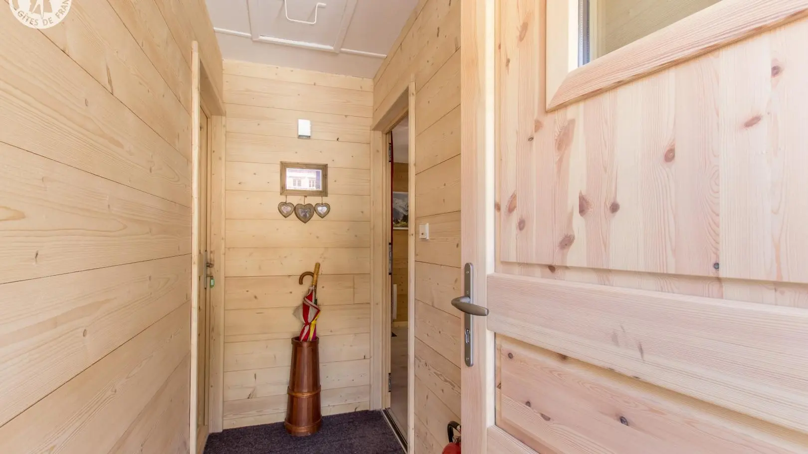 Entrée dans le chalet