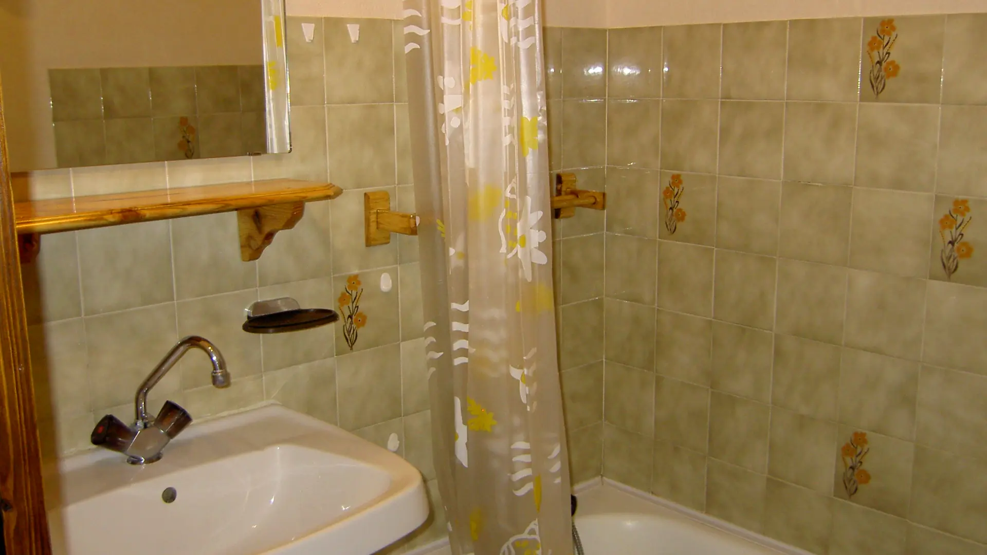 Salle de bains avec baignoire