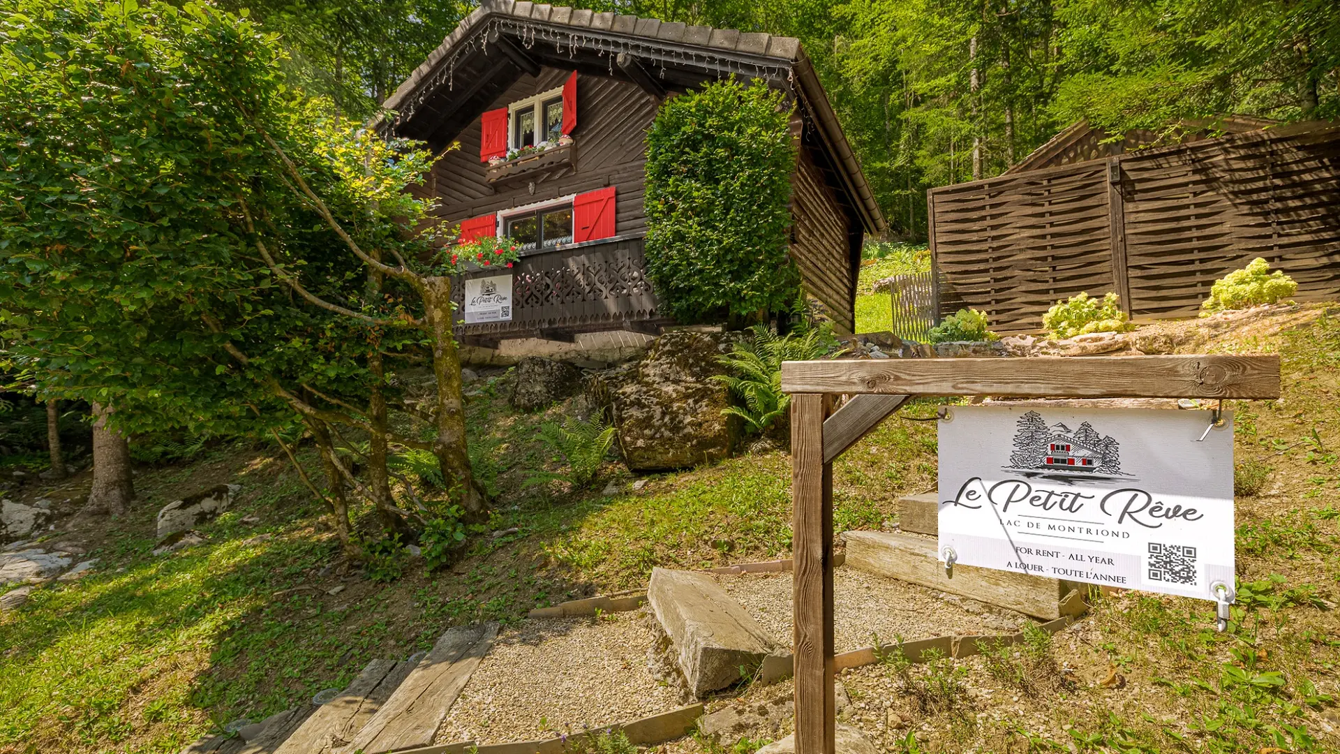 vue sur le chalet en été