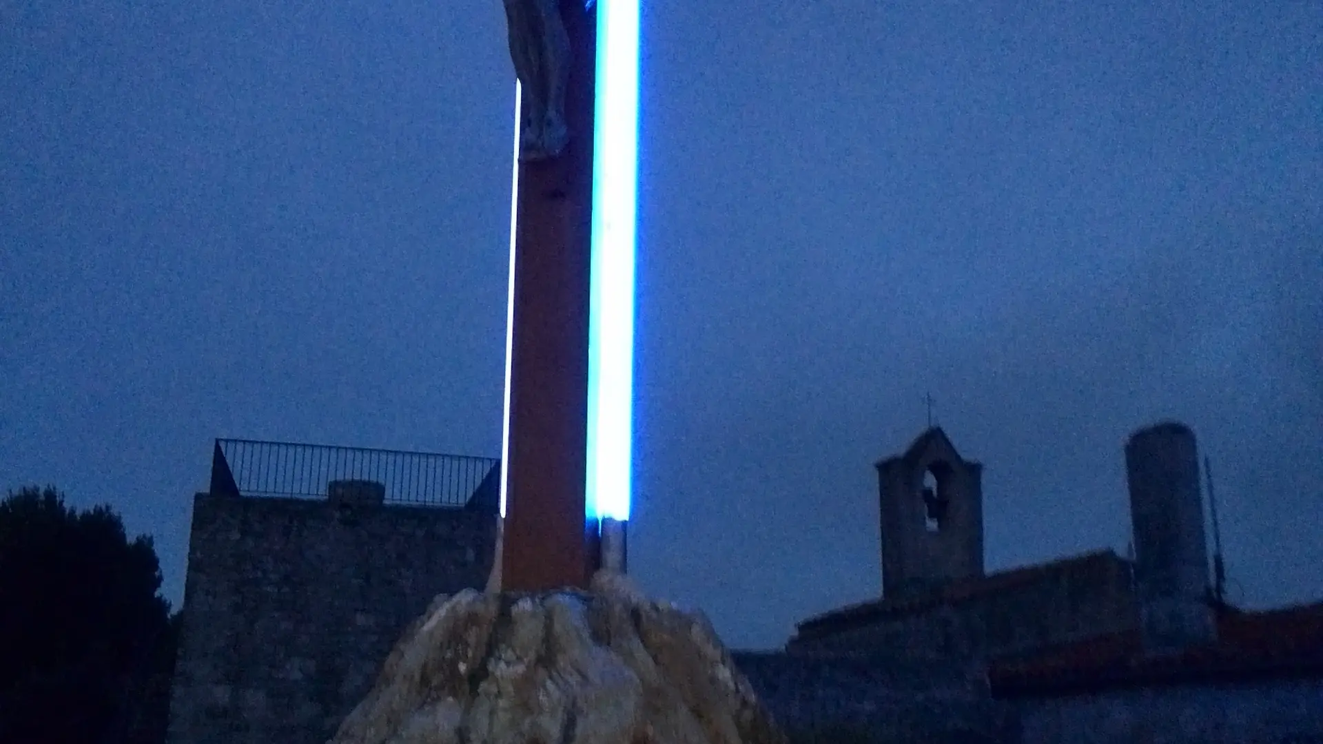 La croix de la chapelle, la nuit