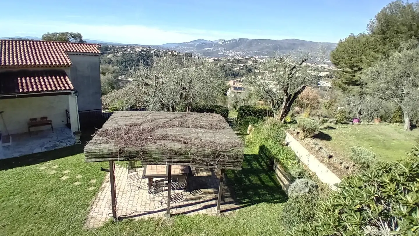 Gîte Le Dionel-Coin repas extérieur couvert-Colomars-Gîtes de France des Alpes-Maritimes