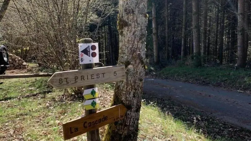Au pied du gite, la direction de la cascade, les chemins de randonnés PR27 & 31 et le GR3 à 15 mn de marche