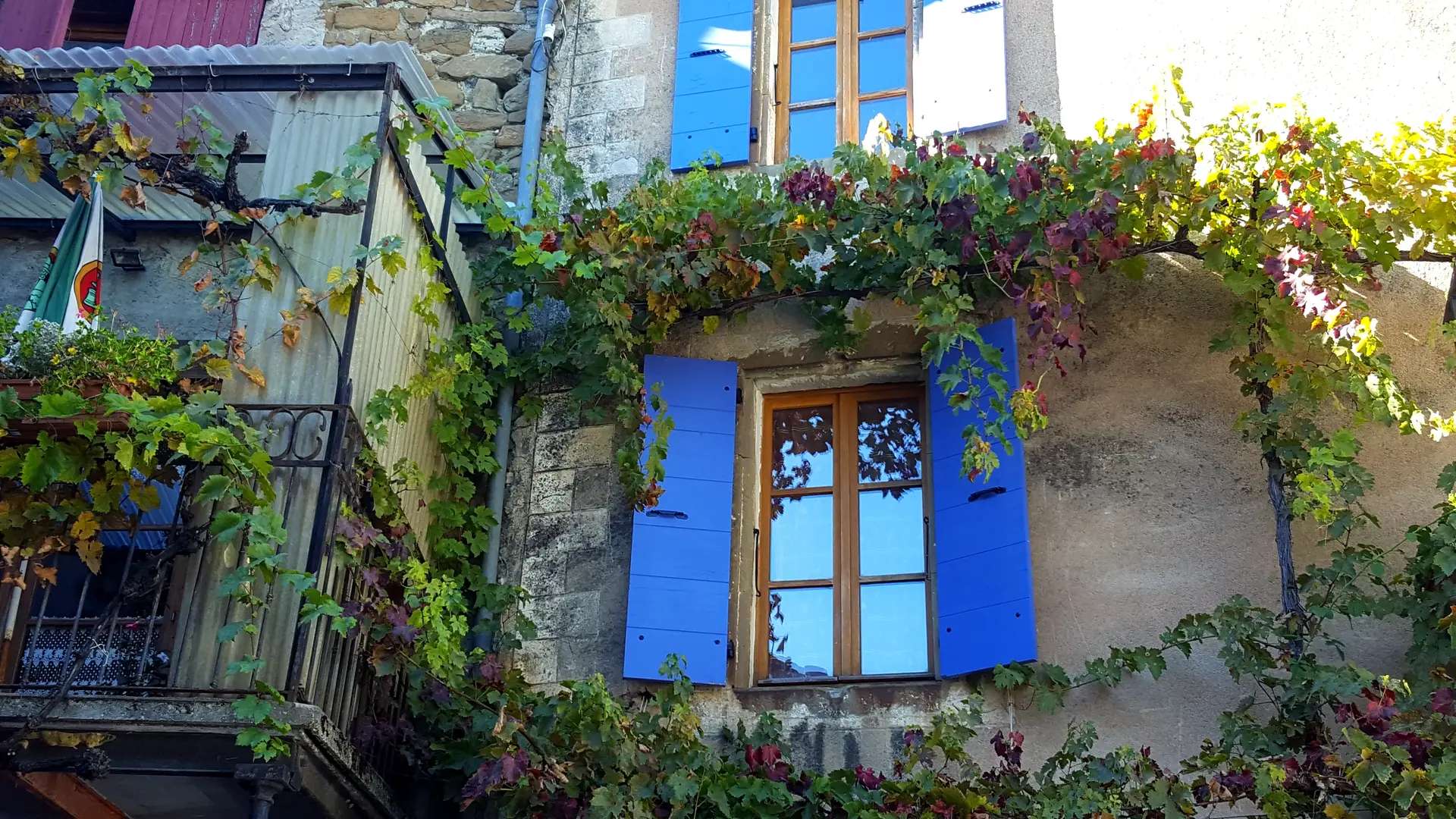 Dans le village fortifié