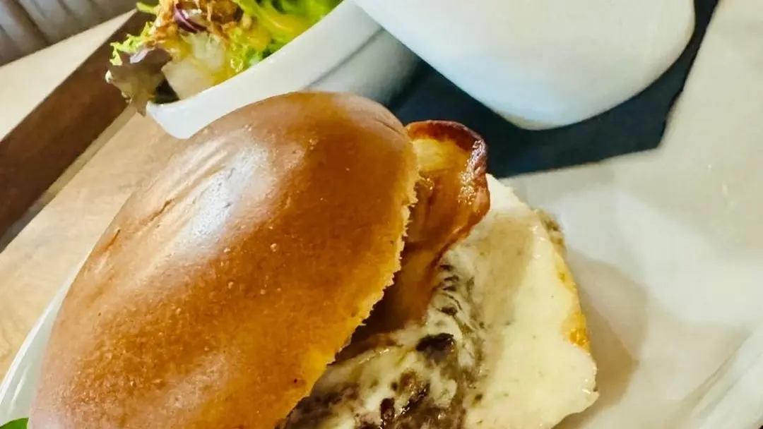 Brasserie Le Progrès in Eygalières Burger and chips